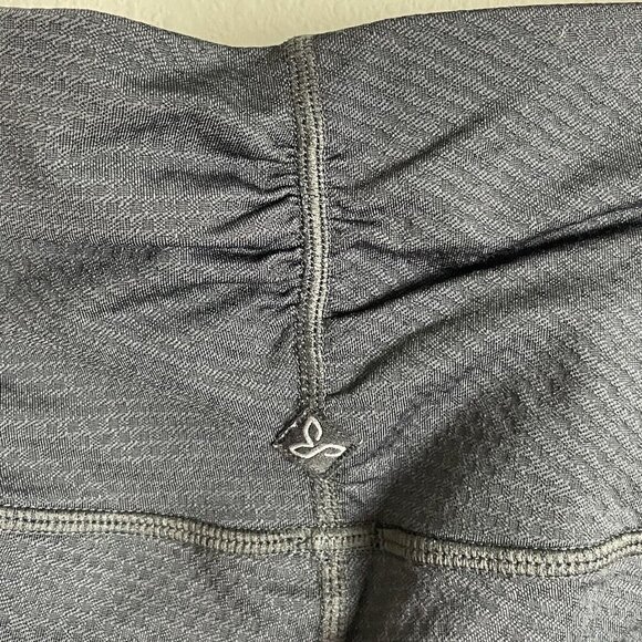 PrAna Charcoal Gray Textured Printed‎ Capri Ruched Hem Leggings Size M - Picture 4 of 8